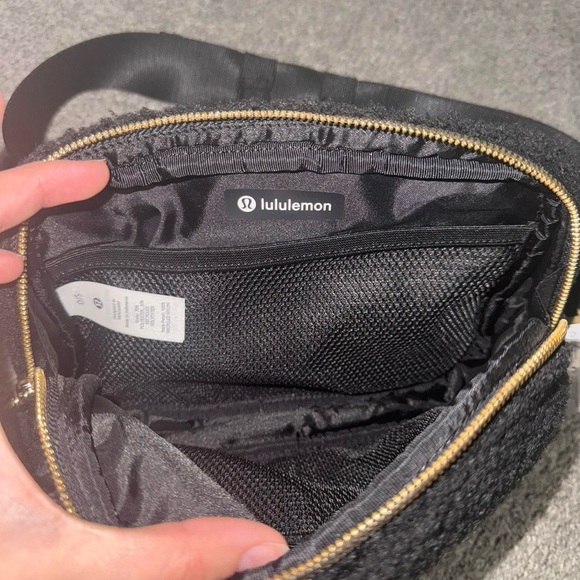 NWT Lululemon Fleece Beltbag 2L Black/Gold - Picture 3 of 3